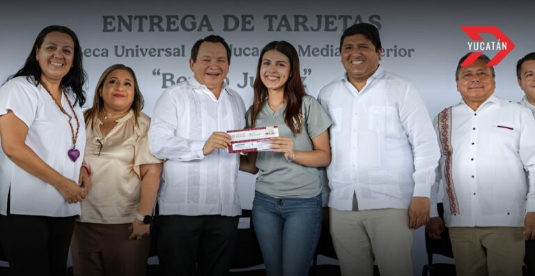 Joaquín Díaz Mena entreg 259 becas "Benito Juárez" a jóvenes estudiantes de Mérida