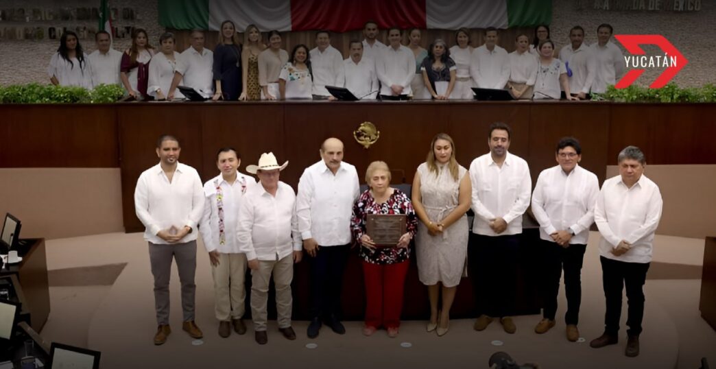 Docente de Yucatán recibe máximo honor tras 60 años de trayectoria