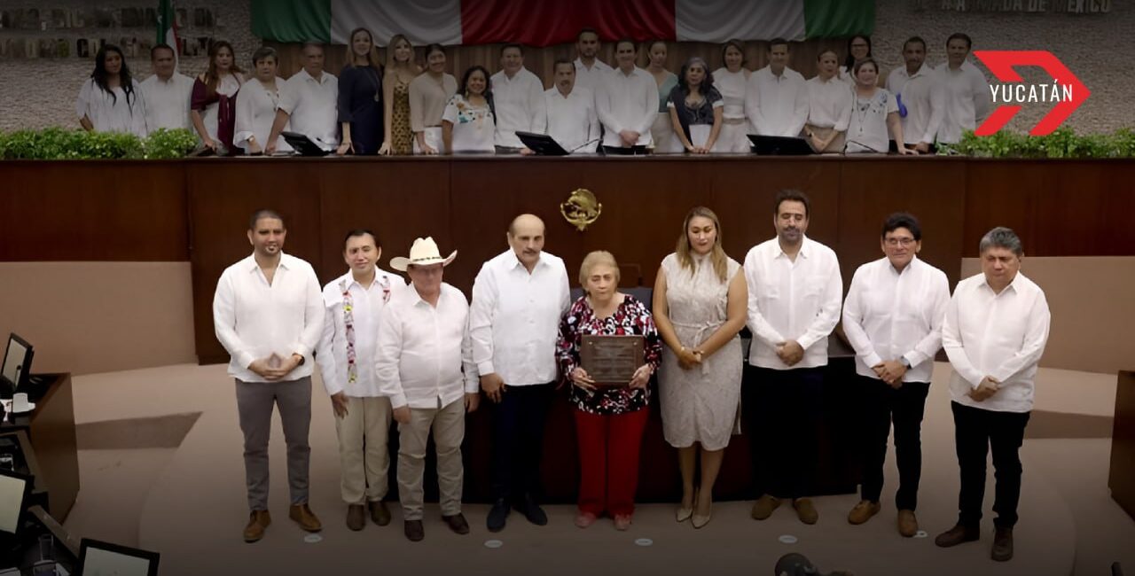 Docente de Yucatán recibe máximo honor tras 60 años de trayectoria