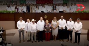 Docente de Yucatán recibe máximo honor tras 60 años de trayectoria