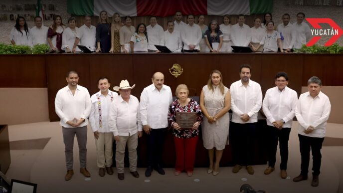 Docente de Yucatán recibe máximo honor tras 60 años de trayectoria