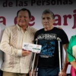 Joaquín Díaz Mena entregó las tarjetas de la Pensión para el Bienestar de las Personas con Discapacidad