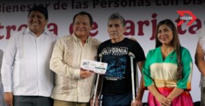 Joaquín Díaz Mena entregó las tarjetas de la Pensión para el Bienestar de las Personas con Discapacidad